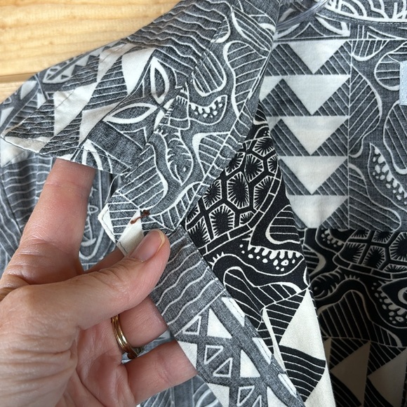 Made in Hawaii Men's Hawaiian Shirt with Wood Buttons, Gray/White, size XL - Picture 4 of 9